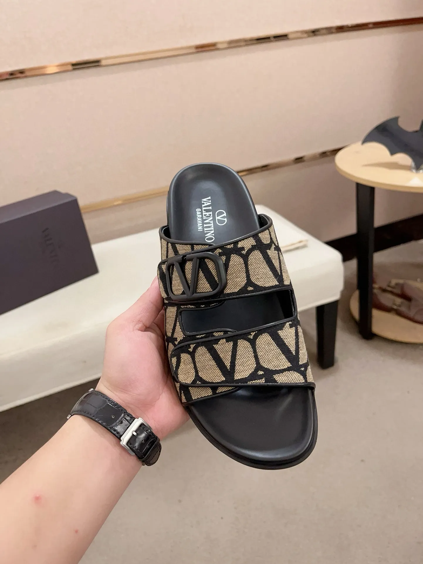 Men's shoes💰: 440💰[Valentino] New men's boutique slippers, counter quality, classic plaid, the actual workmanship is quite complex🔰The uppers are made of imported fabrics➕🐑Sheepskin lining, which tests the craftsman's craftsmanship➕original PU outsole. Size: 38-44 (45 can be customized, non-refundable)